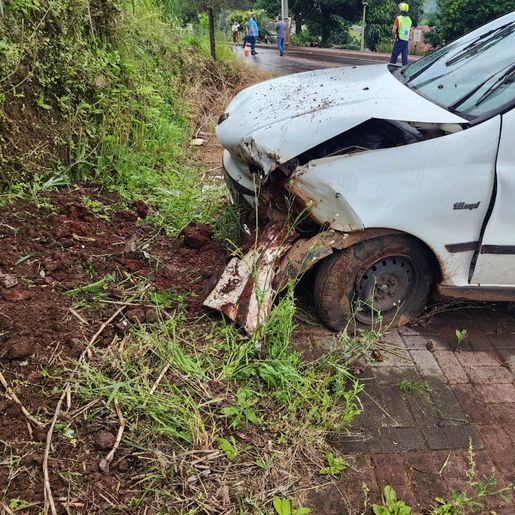 Idoso fica ferido em colisão de carro com barranco em Itapiranga