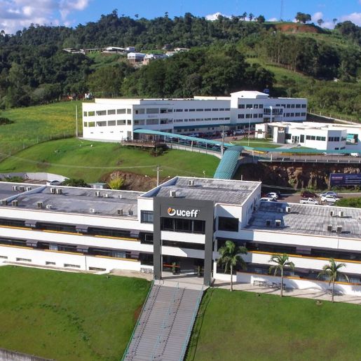 Acadêmicos prestam homenagem a professores da Uceff no Oeste Show de Bandas da Rádio Oeste FM