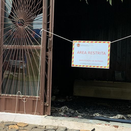 Incêndio destrói conjunto de Kitnets e polícia investiga possível crime, em SMOeste