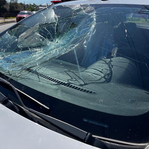 Mulher vai parar em cima de capô de carro em acidente na Willy Barth