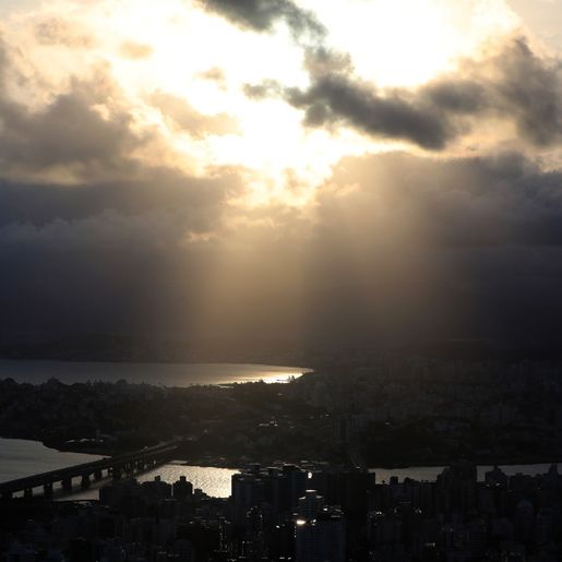 Julho termina com dia ensolarado e rajadas de vento que podem chegar a 65 km/h em SC
