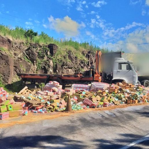 Colisão entre carro e caminhões deixa duas pessoas feridas na BR-163, em SJCedro