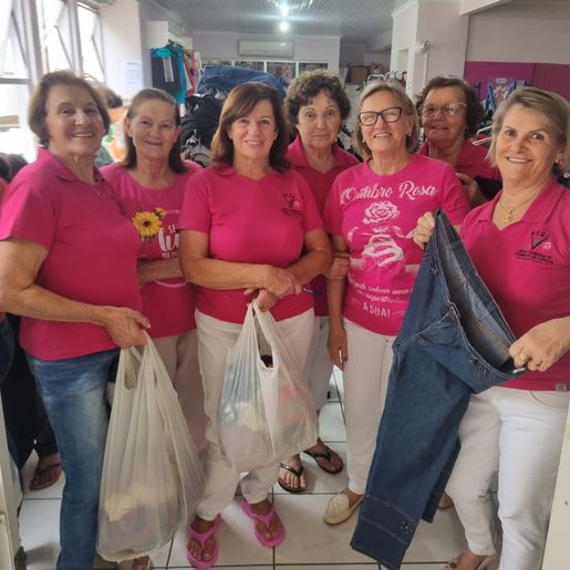 Rede Feminina realiza queima de estoque de roupas usadas; confira