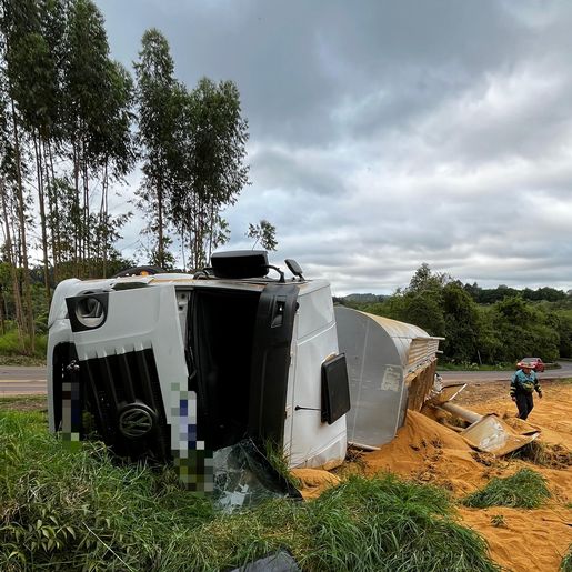 Caminhão carregado com ração sai da pista e tomba entre Descanso e Belmonte