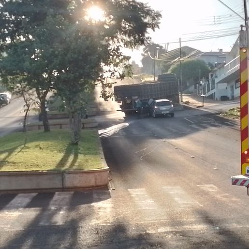 Colisão entre carro e caminhão deixa uma pessoa ferida
