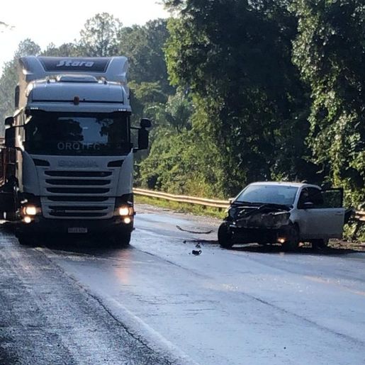 Após motorista perder o controle da direção, carro colide contra caminhão na BR-282