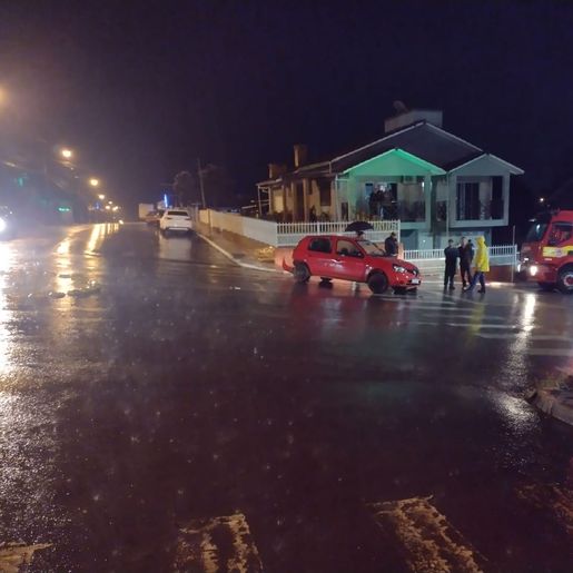 Colisão entre dois veículos deixa uma pessoa ferida