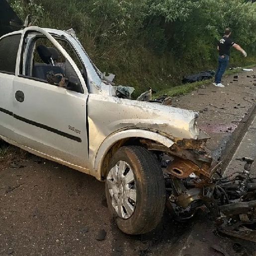 Carro parte ao meio em acidente com caminhão e uma pessoa morre