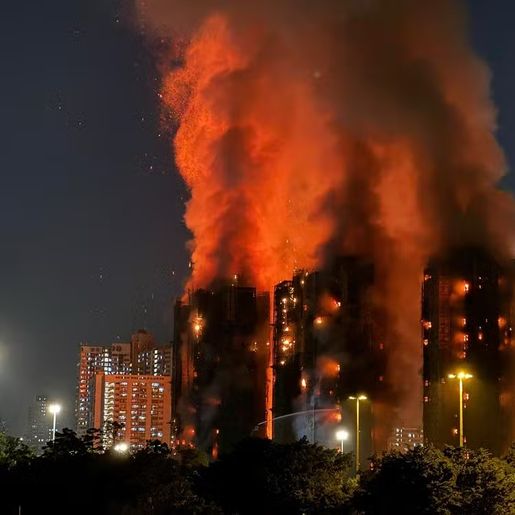 Sobe para 65 o número de mortos em incêndio em complexo de arranha-céus em Hong Kong