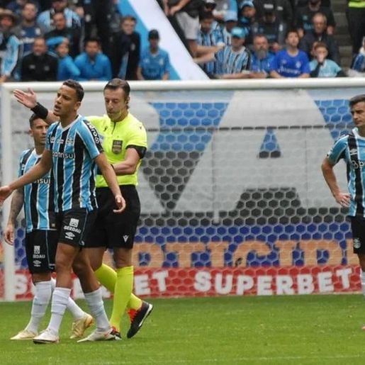 Grêmio sofre virada no final e perde para o Atlético-MG na Arena