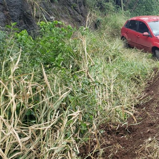 Mulher sofre ferimentos leves em saída de pista na SC 163 em Itapiranga
