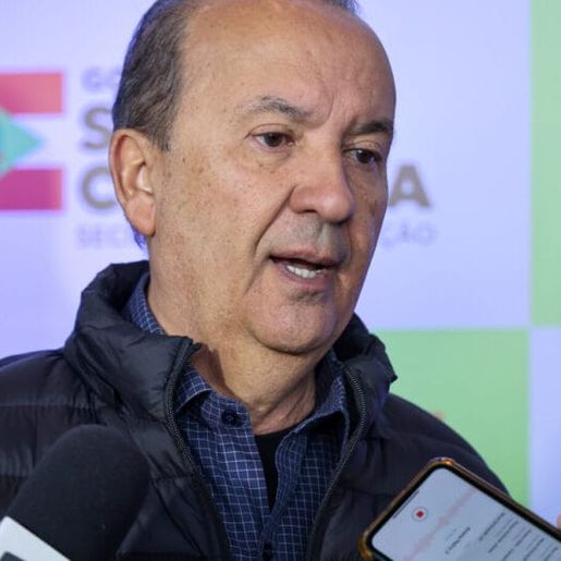 Suspeitos de mensagens de ameaças de morte contra o governador de SC são alvos de operação