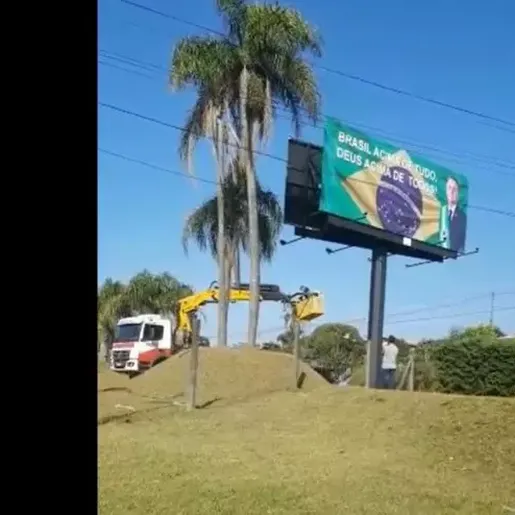 Justiça manda retirar outdoors com imagem de Bolsonaro na região Oeste