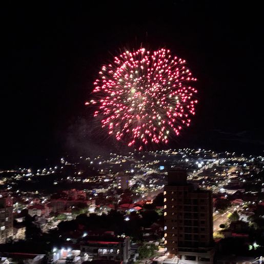 Moradores do Extremo Oeste celebram chegada de 2025 com fogos