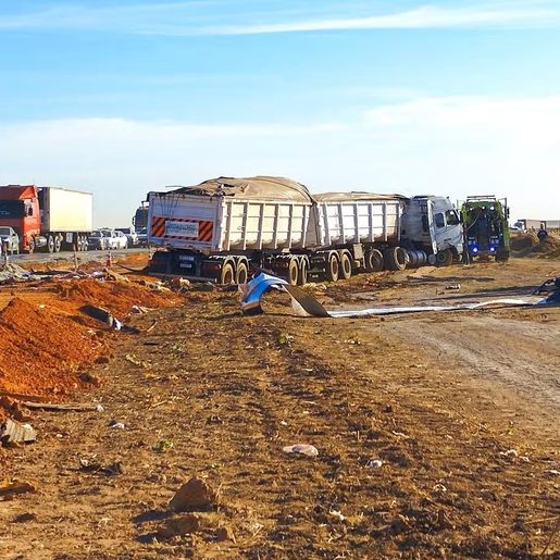 Batida entre ônibus e carreta deixa 11 mortos e mais de 40 feridos na BR-163 em MT