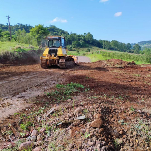 Setor de Obras projeta ampliar melhorias das estradas no interior de Iporã do Oeste