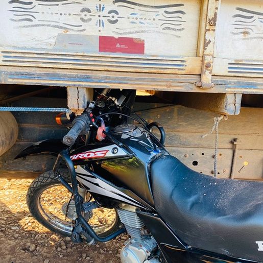 Jovem sofre ferimentos em colisão lateral de moto e caminhão
