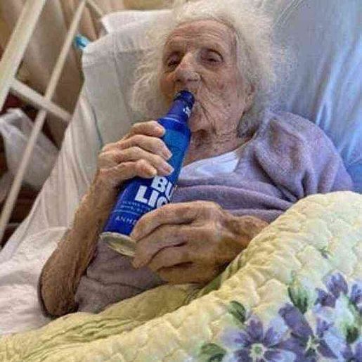Mulher de 103 anos comemora cura do COVID-19 bebendo cerveja