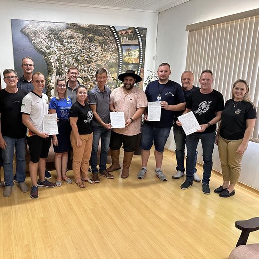 Prefeitura de Itapiranga repassa recursos para entidades culturais