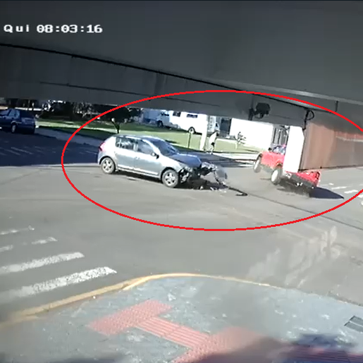 VÍDEO: Veículo capota após colisão no Bairro Sagrado Coração, em São Miguel do Oeste