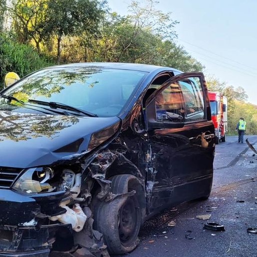 Colisão lateral entre carreta e carro na BR-163 mobiliza bombeiros