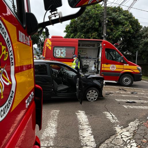 Mulher é atendida pelos Bombeiros após acidente no centro de SMOeste