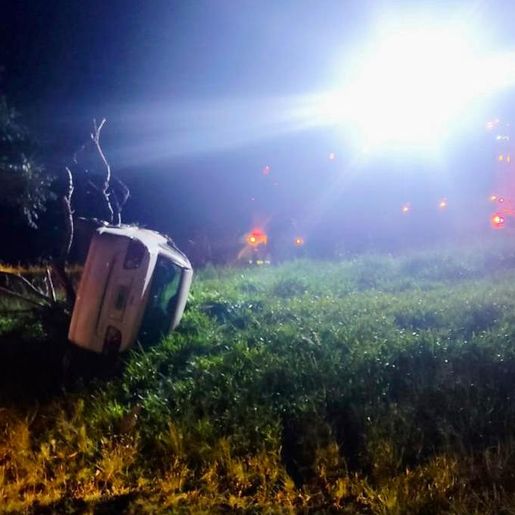 Carro com um argentino capota na BR-163 em São José do Cedro