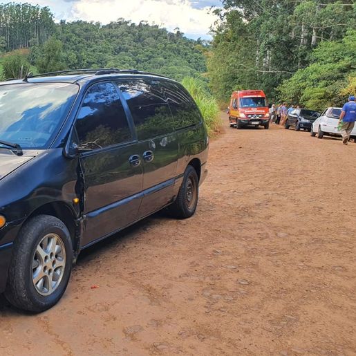Colisão entre carro e motocicleta deixa idoso com grave ferimento