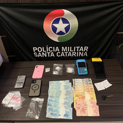 PM flagra casal por tráfico de drogas no bairro Jardim, em Maravilha