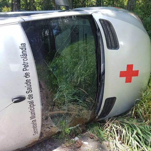 Van da Secretaria de Saúde tomba com pacientes em rodovia de SC
