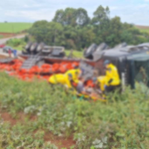 Motorista fica ferido após carreta tombar na BR-163 em Guarujá do Sul