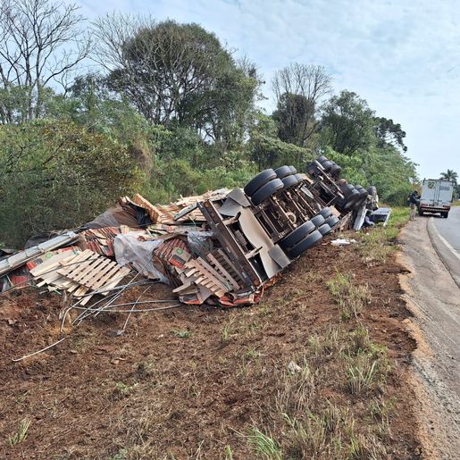 Argentino morre ao capotar caminhão na BR-280