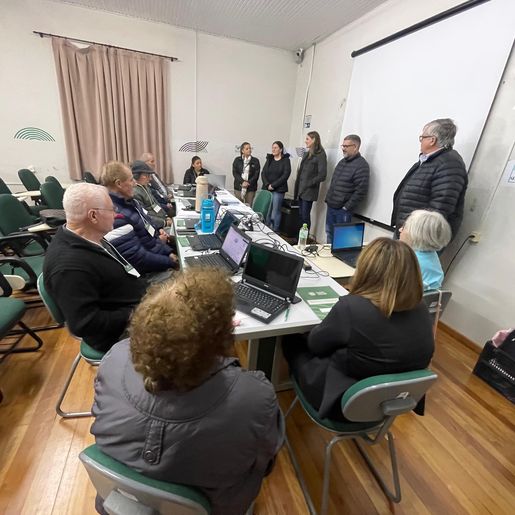 São Miguel do Oeste oferece curso gratuito de celular e internet para idosos