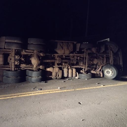 Tombamento de caminhão deixa dois feridos na SC-305, em Guaraciaba