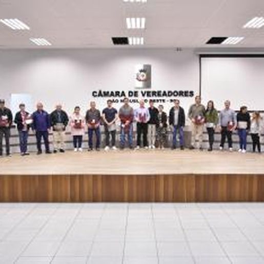 Vereadores entregam moção de aplausos a entidades de SMO