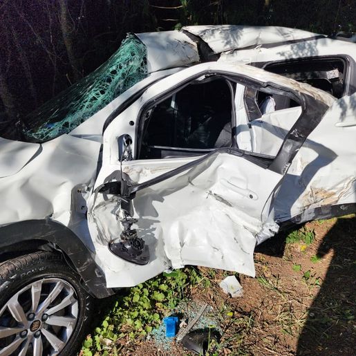 Idoso fica gravemente ferido em colisão entre carro e caminhão na SC-163