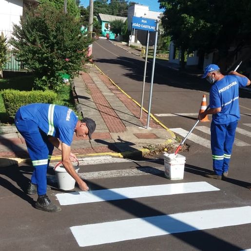 Tunápolis trabalha no feriado para reforçar sinalização viária