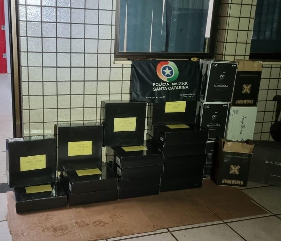 PM apreende garrafas de vinho em ação contra o descaminho em Dionísio Cerqueira
