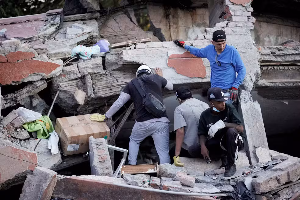 Buscas continuam após terremoto deixar ao menos 132 mortos na Colômbia