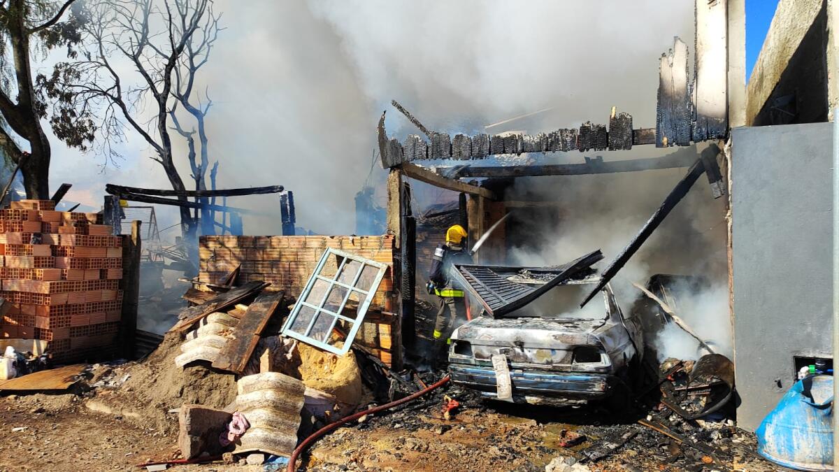 Casa de madeira é destruída por incêndio em Chapecó
