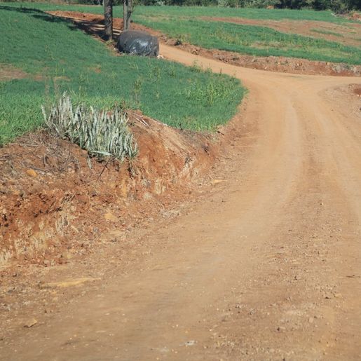Condições climáticas permitem recuperação de estradas rurais em Cedro