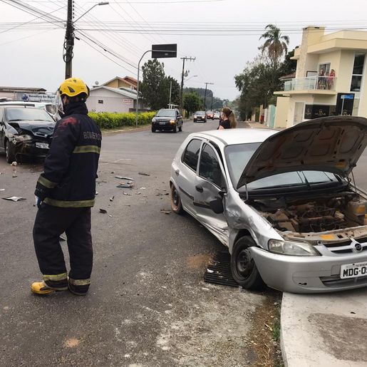 VÍDEO: Colisão lateral entre dois veículos deixa uma pessoa ferida em SMOeste