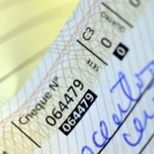 Para disfarçar furto, mulher ‘mastiga’ cheque em posto de gasolina em SC