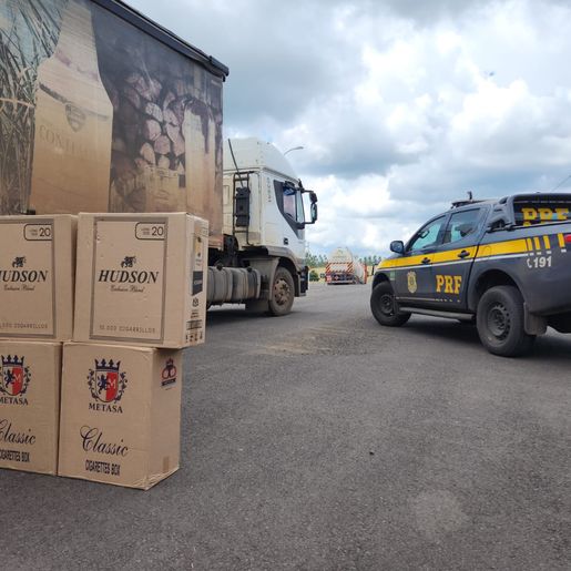 PRF flagra caminhão com 2 mil maços de cigarros contrabandeados na BR-163