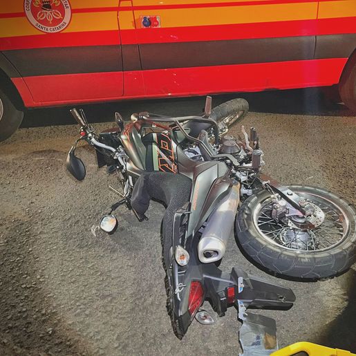 Criança sofre ferimentos graves ao ser atropelada por moto em SMOeste