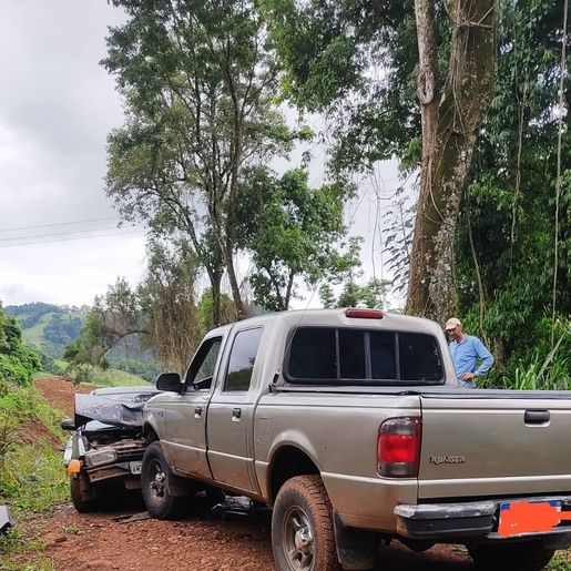 Colisão entre veículos deixa mulher ferida em Guaraciaba