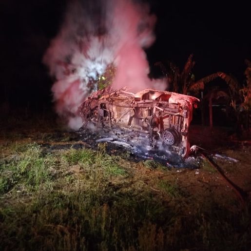 Veículo capota, pega fogo e deixa feridos em Flor do Sertão