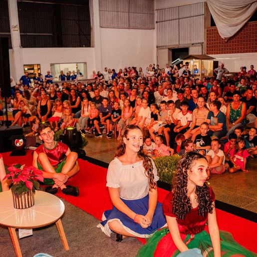 Acionamento das luzes do Tempo de Natal reúne grande público em São João do Oeste