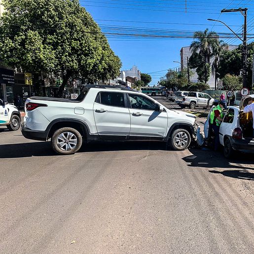 VÍDEO: Mulher fica gravemente ferida em colisão lateral no centro de SMOeste