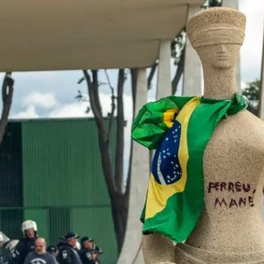 STF tem maioria para condenar cabeleireira que pichou “Perdeu, mané”; Fux pede pena menor